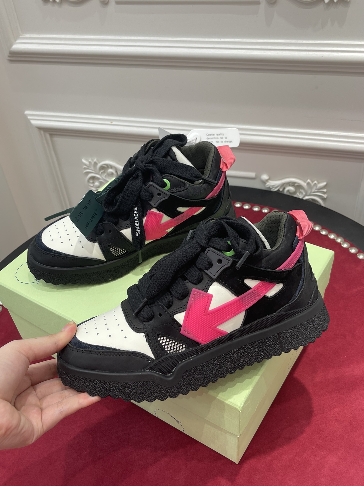OFF-WHITE SNEAKER
