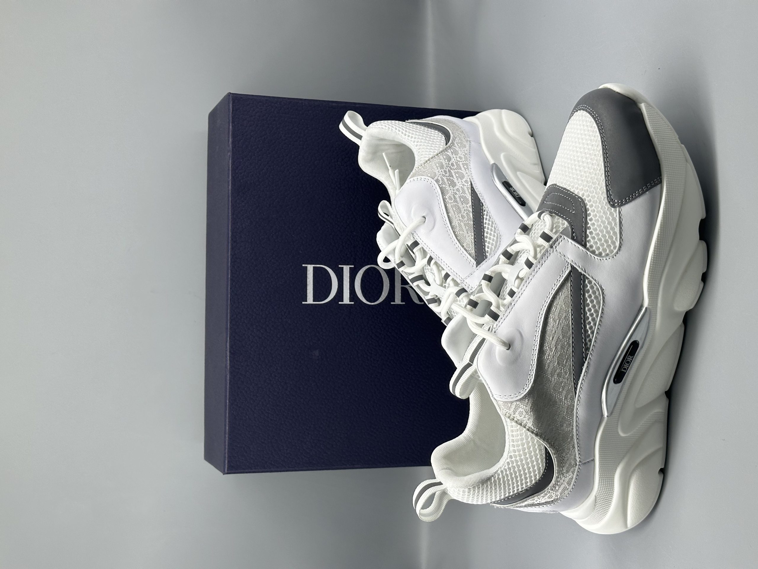 Di* B22 White Silver