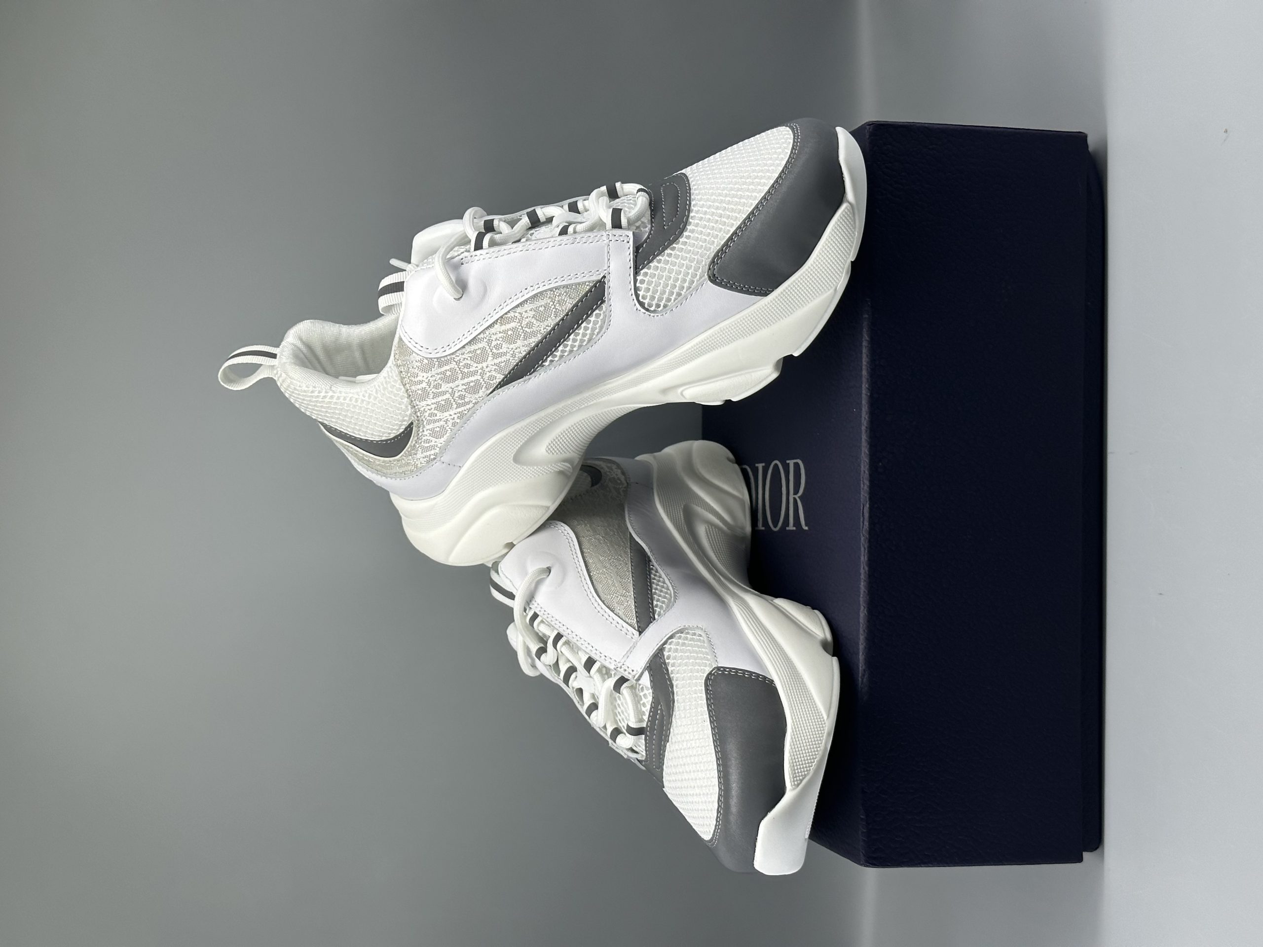 Di* B22 White Silver