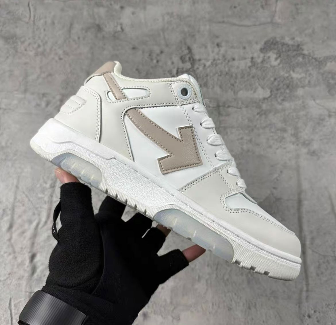 OFF-WHITE SNEAKER
